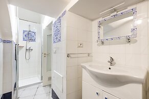 2710 Veronica Suite by Barbarhouse