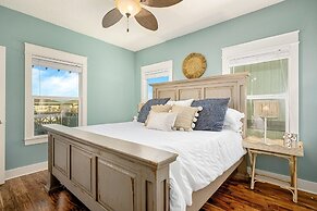 The Beach House 3 Bedroom Home by RedAwning