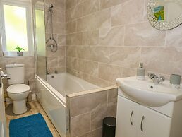 6 Hunters Green Close