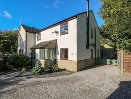 6 Hunters Green Close