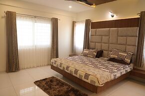 VRR Hotel's And Convention Centre