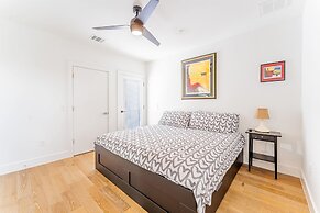 East Downtown 3BR Condo w Fast Wifi and Sleeps 8