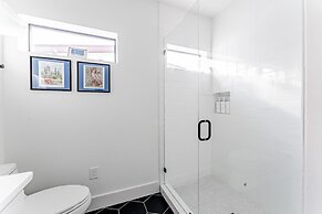 East Downtown 3BR Condo w Fast Wifi and Sleeps 8