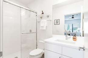 East Downtown 3BR Condo w Fast Wifi and Sleeps 8