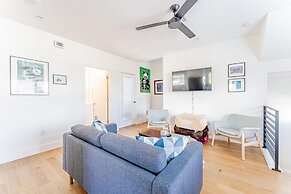 East Downtown 3BR Condo w Fast Wifi and Sleeps 8