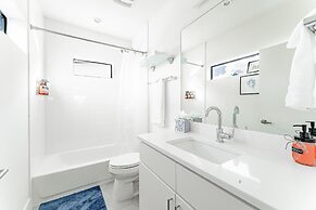 East Downtown 3BR Condo w Fast Wifi and Sleeps 8