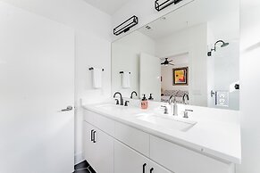 East Downtown 3BR Condo w Fast Wifi and Sleeps 8