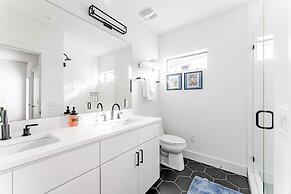 East Downtown 3BR Condo w Fast Wifi and Sleeps 8