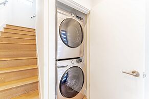 East Downtown 3BR Condo w Fast Wifi and Sleeps 8