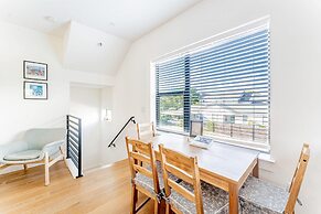 East Downtown 3BR Condo w Fast Wifi and Sleeps 8