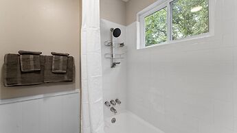 Cozy Chic Studio Close to Downtown and Domain