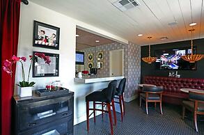 Chic 2BR Near Triangle With King Beds Fast Wifi