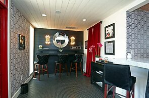 Chic 2BR Near Triangle With King Beds Fast Wifi