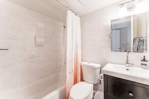 Chic 2BR Near Triangle With King Beds Fast Wifi