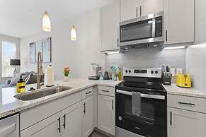 Chic King Bed 1BR Suite 5 Min to DT