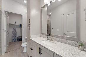 Chic King Bed 1BR Suite 5 Min to DT