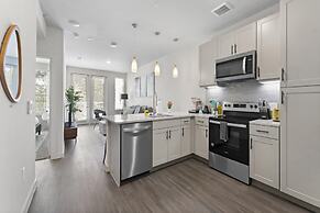 Chic King Bed 1BR Suite 5 Min to DT