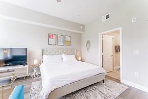 Luxe King Bed Studio Fast Wifi 8 Min to Downtown