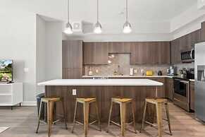 Top Floor Soco 2BR King Suite 8 Mins to Downtown