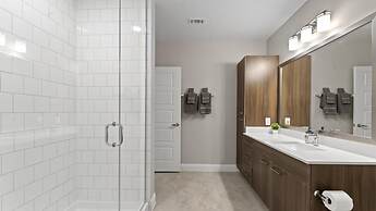 Top Floor Soco 2BR King Suite 8 Mins to Downtown