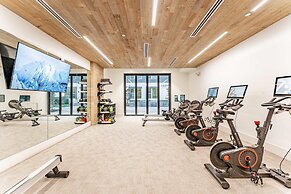 Top Floor Soco 2BR King Suite 8 Mins to Downtown