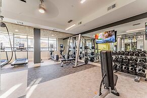 Top Floor Soco 2BR King Suite 8 Mins to Downtown