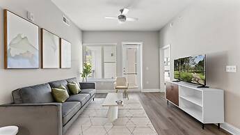 Top Floor Soco 2BR King Suite 8 Mins to Downtown