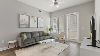 Top Floor Soco 2BR King Suite 8 Mins to Downtown