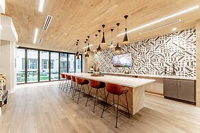 Top Floor Soco 2BR King Suite 8 Mins to Downtown