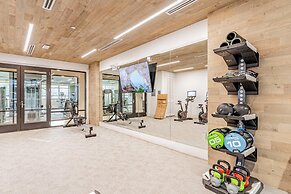 Top Floor Soco 2BR King Suite 8 Mins to Downtown