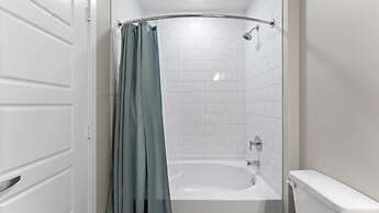 Top Floor Soco 2BR King Suite 8 Mins to Downtown