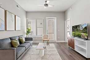 Top Floor Soco 2BR King Suite 8 Mins to Downtown