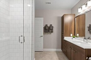 Top Floor Soco 2BR King Suite 8 Mins to Downtown