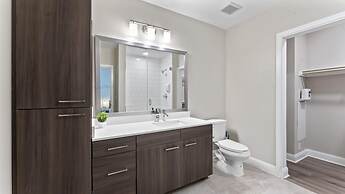 Top Floor Soco 2BR King Suite 8 Mins to Downtown