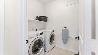 Cozy 4BR House Close to Cota DT w Fast Wifi