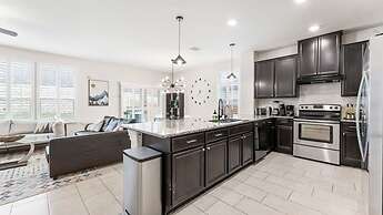 Cozy 4BR House Close to Cota DT w Fast Wifi