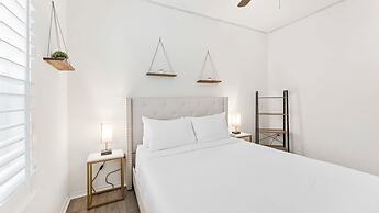 Cozy 4BR House Close to Cota DT w Fast Wifi