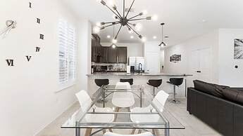 Cozy 4BR House Close to Cota DT w Fast Wifi