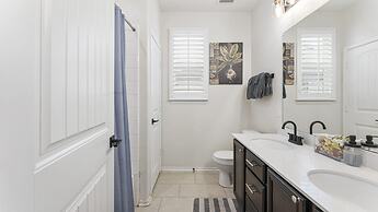 Cozy 4BR House Close to Cota DT w Fast Wifi