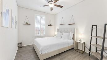 Cozy 4BR House Close to Cota DT w Fast Wifi