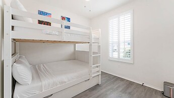 Cozy 4BR House Close to Cota DT w Fast Wifi