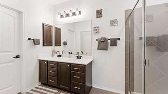 Cozy 4BR House Close to Cota DT w Fast Wifi