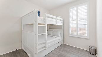 Cozy 4BR House Close to Cota DT w Fast Wifi