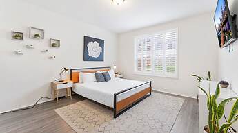 Cozy 4BR House Close to Cota DT w Fast Wifi