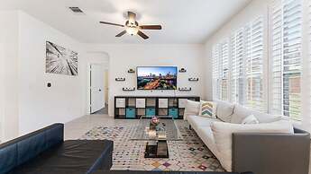 Cozy 4BR House Close to Cota DT w Fast Wifi