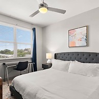 Modern 1BR King Suite Close to Downtown w Fast Wifi