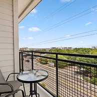 Modern 1BR King Suite Close to Downtown w Fast Wifi