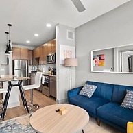 Modern 1BR King Suite Close to Downtown w Fast Wifi