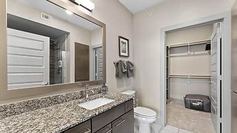 Modern 1BR King Suite Close to Downtown w Fast Wifi