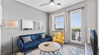 Modern 1BR King Suite Close to Downtown w Fast Wifi